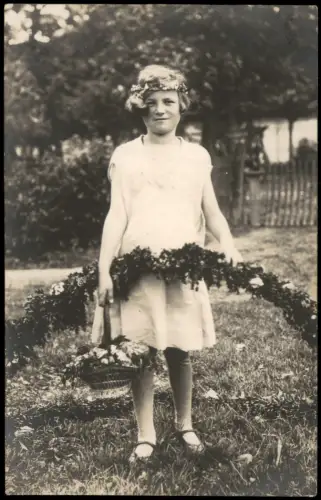 Eschefeld-Frohburg Mädchen mit Blumengirlande und Korb im Garten 1927