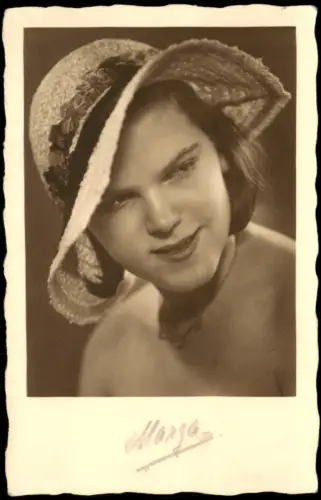 Porträt einer jungen Frau mit Strohhut oben Ohne? 1935 Privatfoto