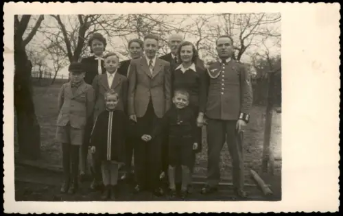 Foto  Familiengruppe mit Soldat in Uniform 1941 Privatfoto