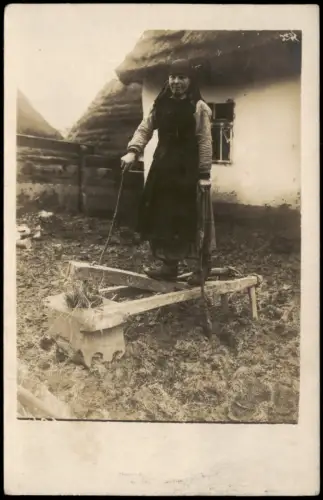 Bäuerin bei der Flachsverarbeitung vor Bauernhaus 1915 Privatfoto