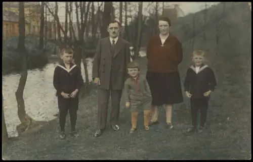 Familienporträt am Flussufer Jungs in Matrosenanzug 1925 Privatfoto