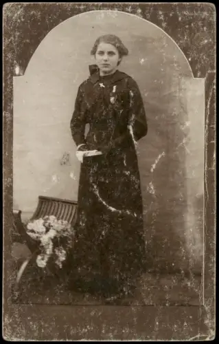 Foto  Konfirmantin mit Bibel und Blumen 1910 Privatfoto