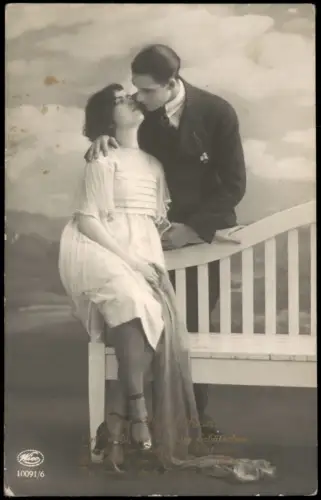 Romantisches Liebespaar auf einer Gartenbank - Das Stelldichein 1920
