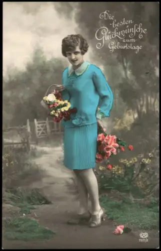 Glückwunschkarte zum Geburtstag: Frau mit Blumen Rosen Hellblaues Kleid 1930