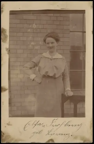 Porträt jungen Frau vor Backsteinwand, Elsa Frohberg geb Lorenz 1910 Privatfoto