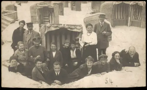 Große Personengruppe am Strand mit Strandkörben 1915 Privatfoto