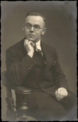 Ansichtskarte  Atelier-Porträt eines jungen Mannes mit Brille auf Stuhl 1925