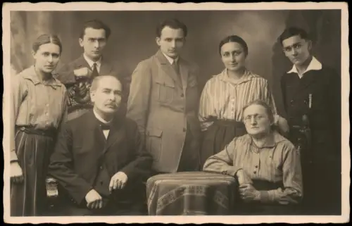 Ansichtskarte  Familienporträt am Tisch 1925