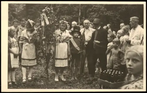 volkstümliche Feier, Junge Zylinder  Baum Schleifen, Bierkasten 1920 Privatfoto