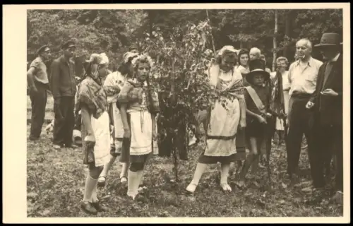 volkstümliche Feier, Junge mit Zylinder , Baum mit Schleifen 1920 Privatfoto