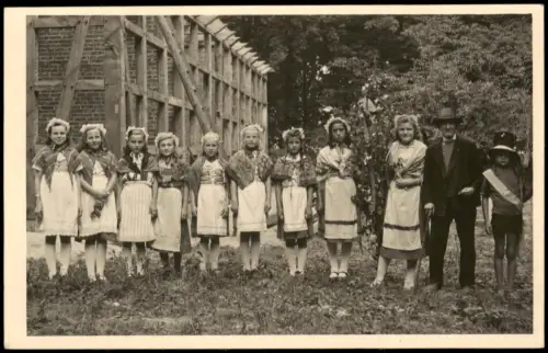 Festlich gekleidete Gruppe in Tracht mit Kindern älterer Herrn 1950 Privatfoto