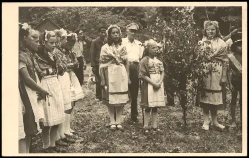Foto  Mädchengruppe in Tracht bei Brauchtumsfest 1950 Privatfoto