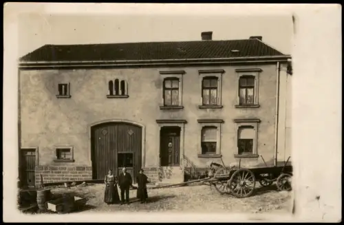 Wohn- und Wirtschaftsgebäude mit Personengruppe und Pferdewagen 1910 Privatfoto