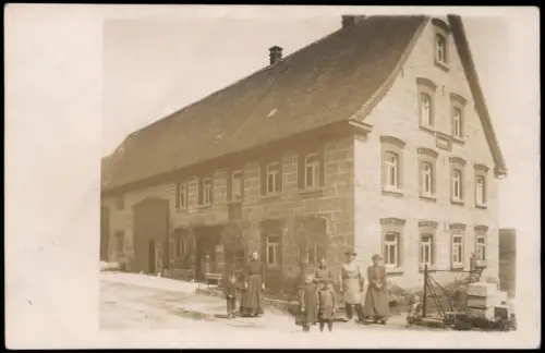 Foto  Familie vor großen Bauernhaus Anwesen 1920 Privatfoto
