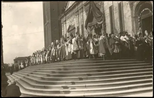 Prozession, Bischöfe vor einer Kathedrale Italien 1930 Privatfoto