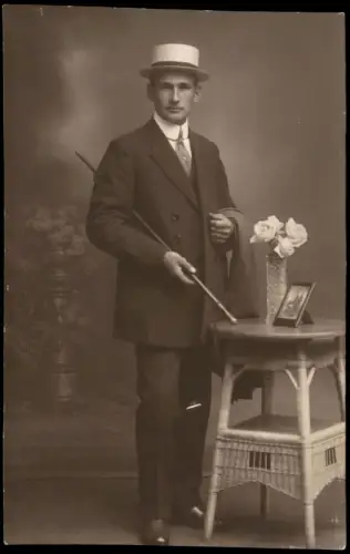 Frühe Fotografie Fotokunst: Mann mit Hut, Anzug, Atelier-Foto 1910 Privatfoto