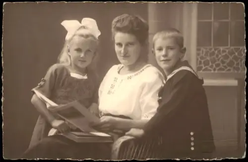 Frühe Fotografie Fotokunst: Mutter mit Sohn Tochter beim Lesen 1920 Privatfoto