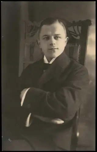 Frühe Fotografie Fotokunst: Junger Mann posierend für Foto 1910 Privatfoto