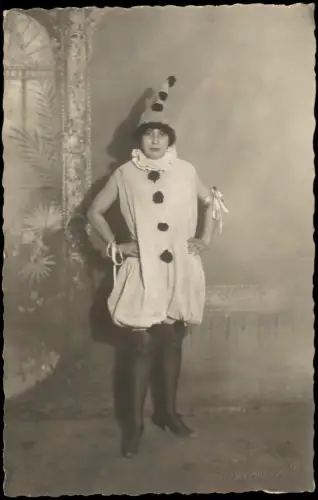 Frühe Fotografie Fotokunst: Frau posiert für Karneval als Clown 1925 Privatfoto