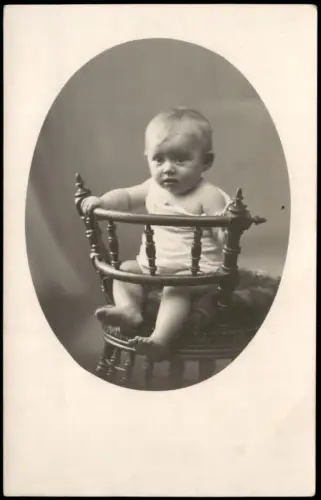 Frühe Fotografie Fotokunst: Baby Kleinkind posiert im Stuhl 1910 Privatfoto
