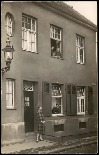 Hausfassaden Privataufnahmen mit Menschen die aus Fenster schauen 1920