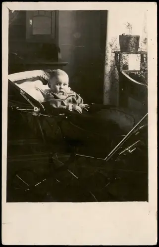 Frühe Fotografie Fotokunst: Kind im Kinderwagen in Wohnung 1910