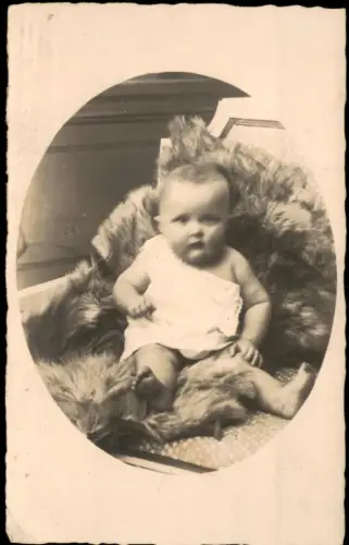 Fotokunst: Kleinkind Baby auf Felldecke Privatfoto 1910 Privatfoto