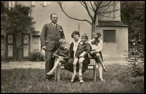 Hausfassaden Privataufnahmen mit Familie posierend  Haus 1929 Privatfoto