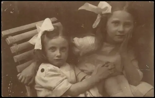 Frühe Fotografie Fotokunst Kinder Mädchen Schleifen i.d. Haaren 1910 Privatfoto