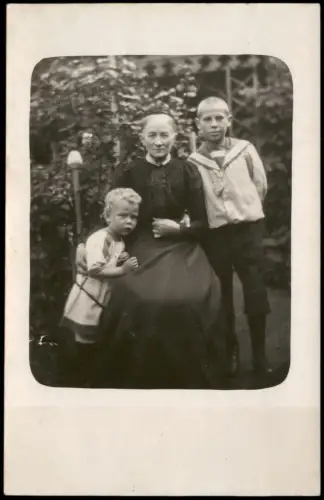 Frühe Fotografie Fotokunst: Kinder vermtl. mit Großmutter 1910