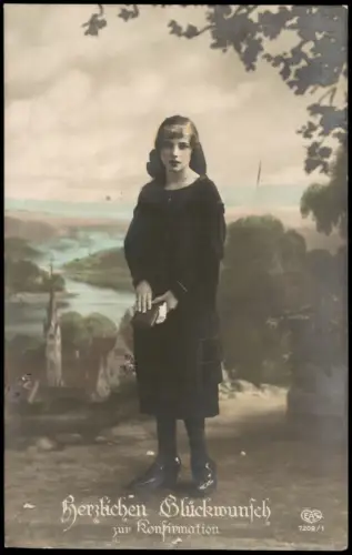 Ansichtskarte  Konfirmandin mit Gesangbuch vor Landschaftskulisse 1920