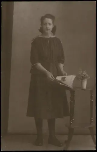 Ansichtskarte  Atelieraufnahme eines 15jährigen Mädchens Rose, mit Buch 1919