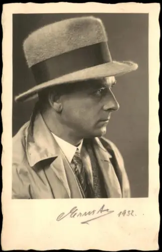Herrenporträt im Profil mit Hut Schlips Trenchcoat 1932 Privatfoto