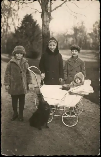 Ansichtskarte Mannheim Kindergruppe mit Kinderwagen und Hund im Park 1930