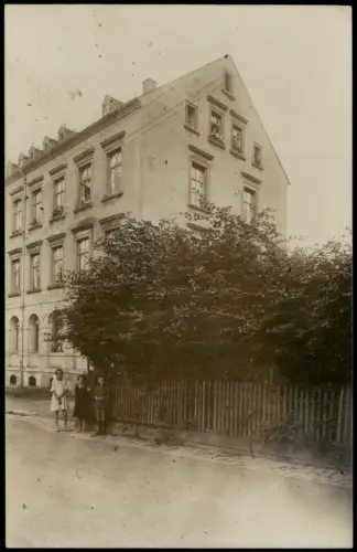 Foto  Wohnhaus mit Kindern vor Lattenzaun 1915 Privatfoto