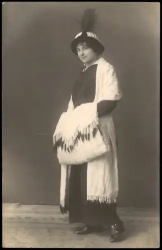 Ansichtskarte  Porträt einer Dame in Pelzmode und Hut mit Feder 1910