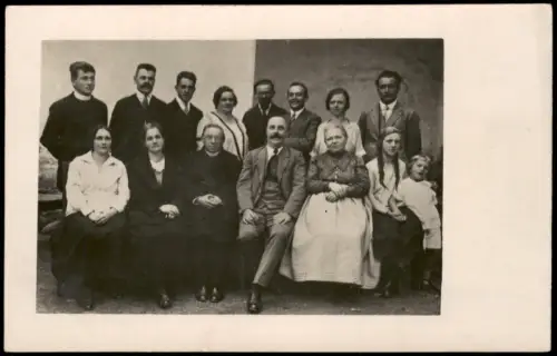 Gruppenporträt einer Gesellschaft Familiengruppenbild 1925 Privatfoto