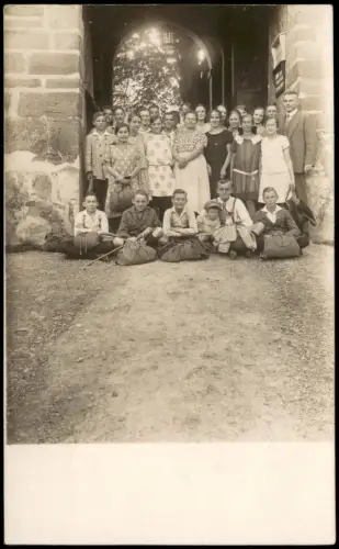 Gruppenaufnahme Schulklasse vor steinernen Torbogen, Wandertag 1927 Privatfoto