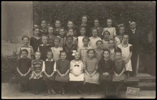 Ansichtskarte  Mädchen-Schulklasse 9c mit Lehrer Chemnitz 1915