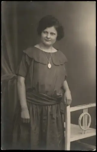 Foto  Atelierfoto Damenportrait mit Amulett im Kleid 1930 Privatfoto
