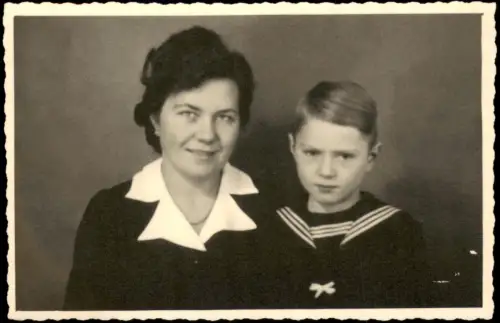Porträt einer Frau und eines Jungen im Matrosenanzug 1942 Privatfoto