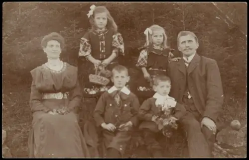 Foto  Familienporträt im Freien, Sonntagskleidung 1909 Privatfoto