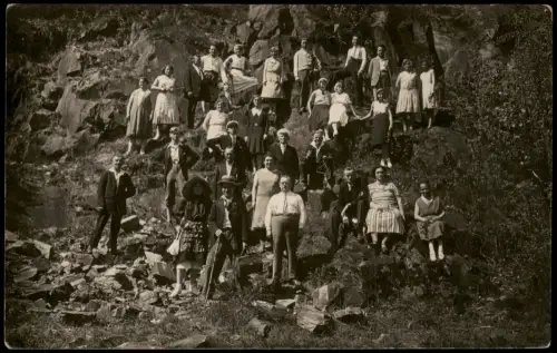 Große Personengruppe bei einem Ausflug in felsigem Gelände 1935 Privatfoto