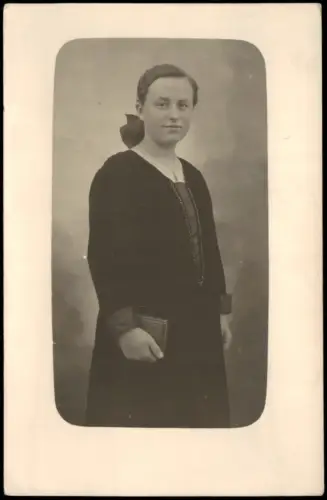 Porträt junge Frau in schwarzer Kleidung  Schleife Haar Bibel 1920 Privatfoto