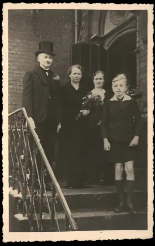 Festliche Personengruppe vor Hauseingang (Hochzeit oder Beerdigung) 1935