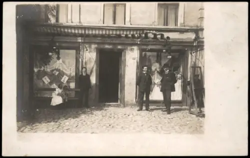 Foto  Familienfoto vor Ladenfront Hausfassade 1910 Privatfoto