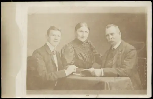 Nordenham Atelier-Porträt einer dreiköpfigen Familie 1914 Privatfoto