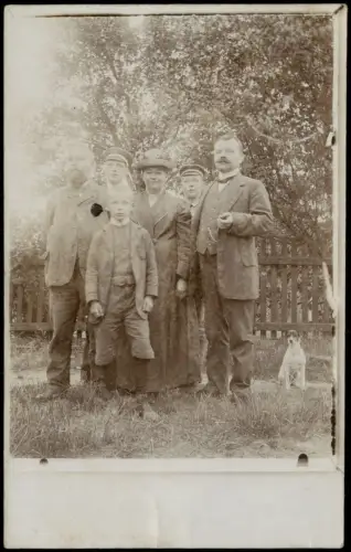 Familienporträt im Garten mit Hund (Neuwalde/ Nowy Las) 1914 Privatfoto