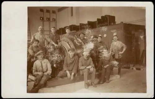 Foto  Arbeitergruppe an einer Industrie-Maschine 1923 Privatfoto