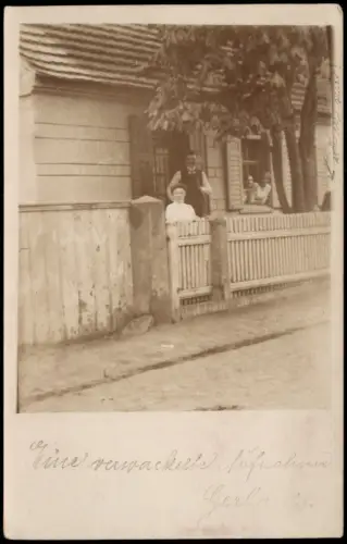 Foto  Wohnhaus mit Personen am Gartenzaun 1910 Privatfoto